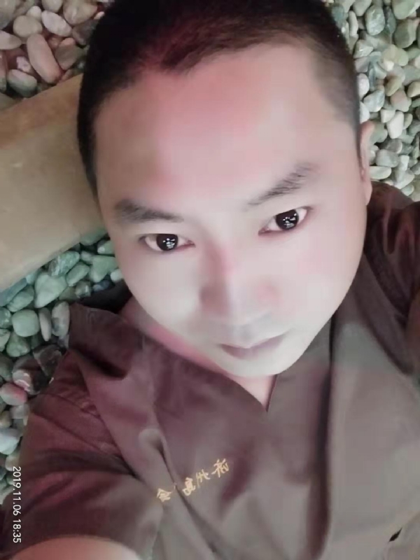 红枫叶的第一张照片--辽宁闪婚服务中心